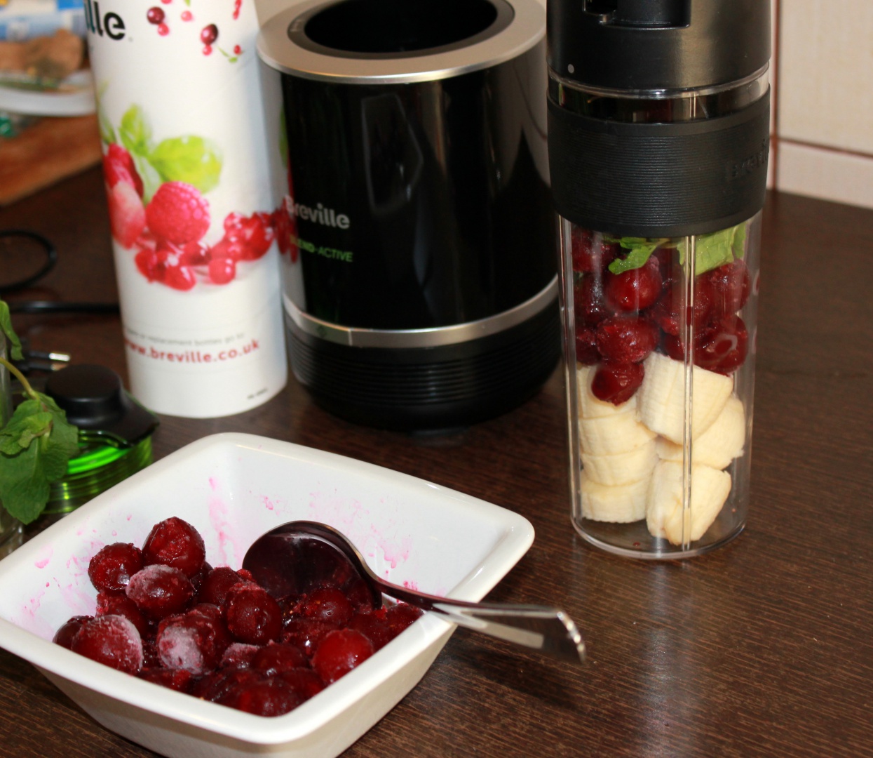 Smoothie de banane cu visine si menta