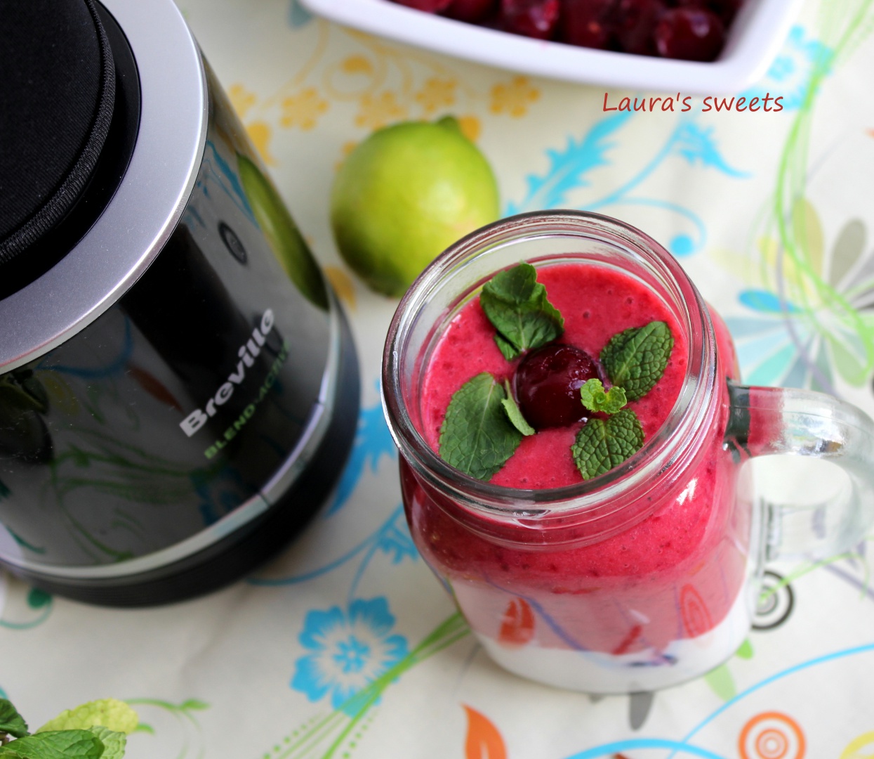 Smoothie de banane cu visine si menta