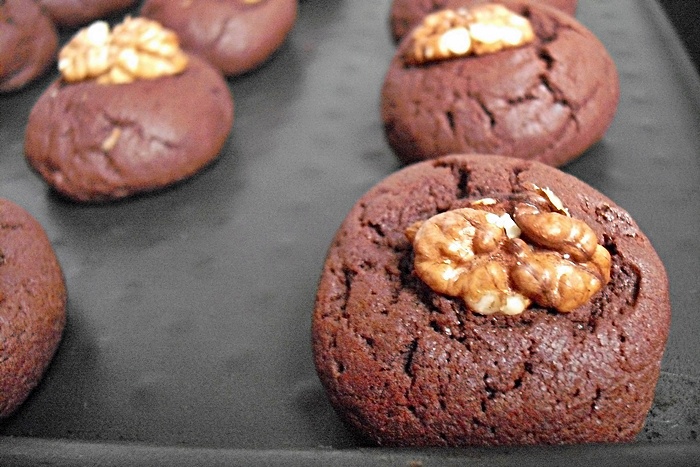 Biscuiti fragezi cu ciocolata si nuci