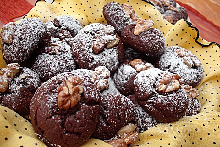 Biscuiti fragezi cu ciocolata si nuci