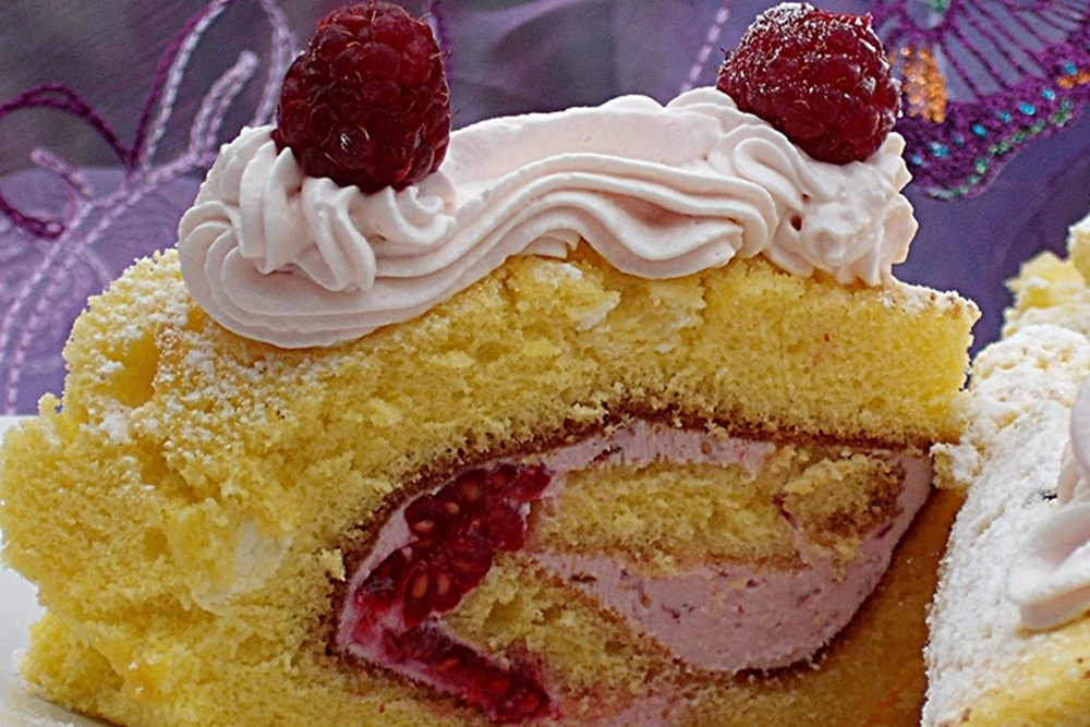 Rulada fina cu cu branza si zmeura