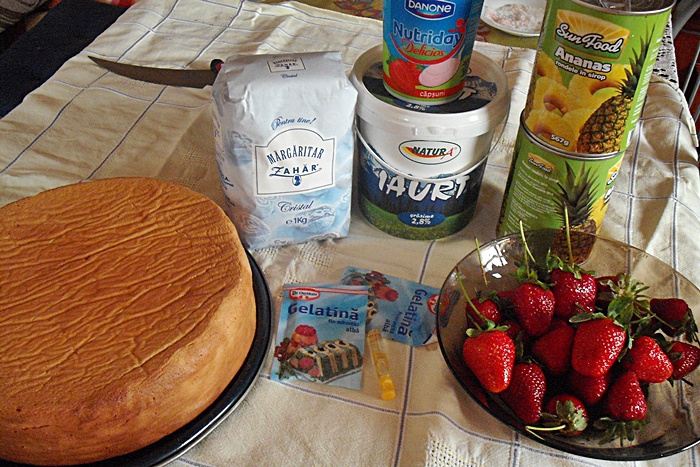 Tort cu capsuni si ananas