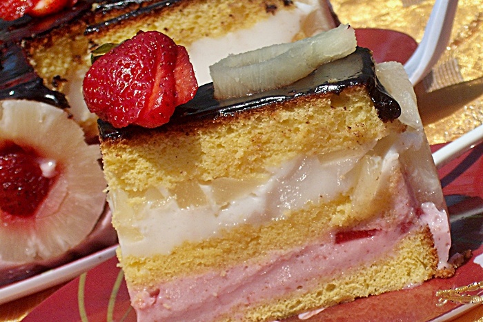 Tort cu capsuni si ananas