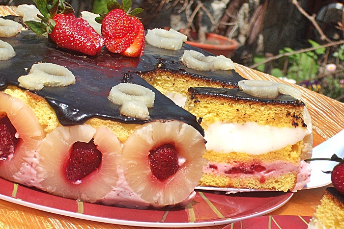 Tort cu capsuni si ananas