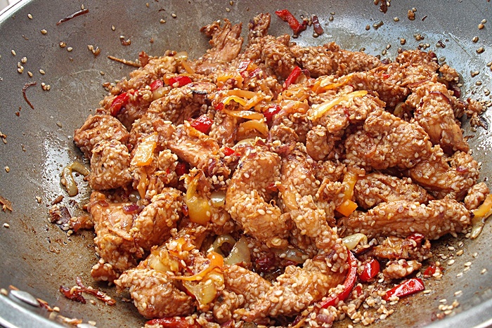 Piept de pui cu susan si taitei de orez