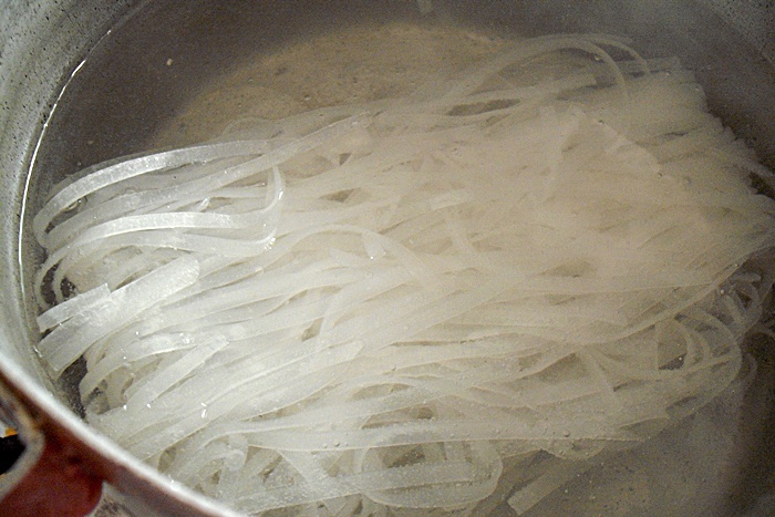 Piept de pui cu susan si taitei de orez