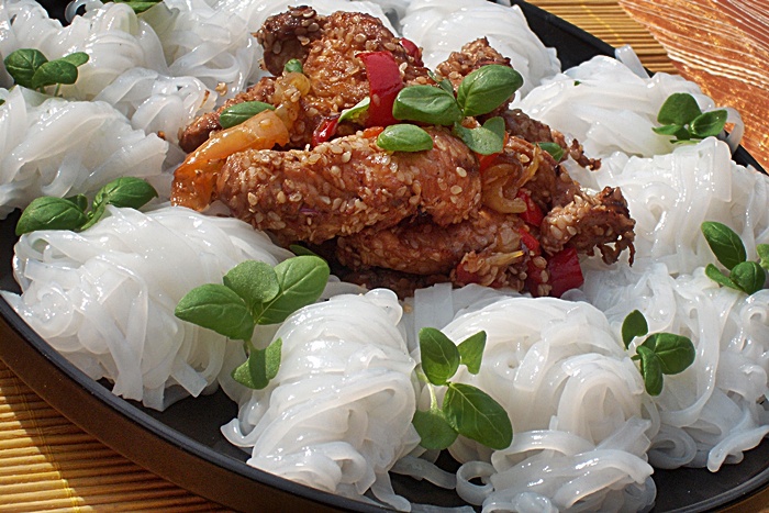 Piept de pui cu susan si taitei de orez