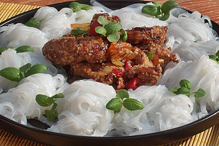 Piept de pui cu susan si taitei de orez