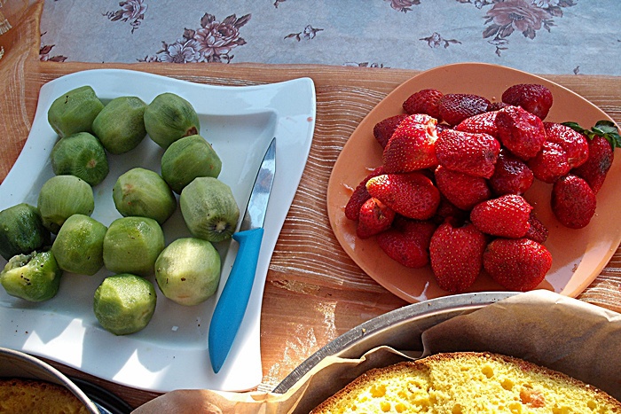 Tort cu kiwi si capsuni