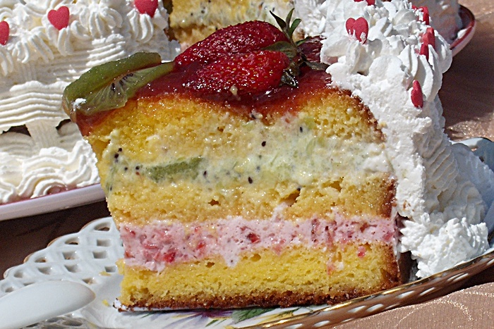 Tort cu kiwi si capsuni