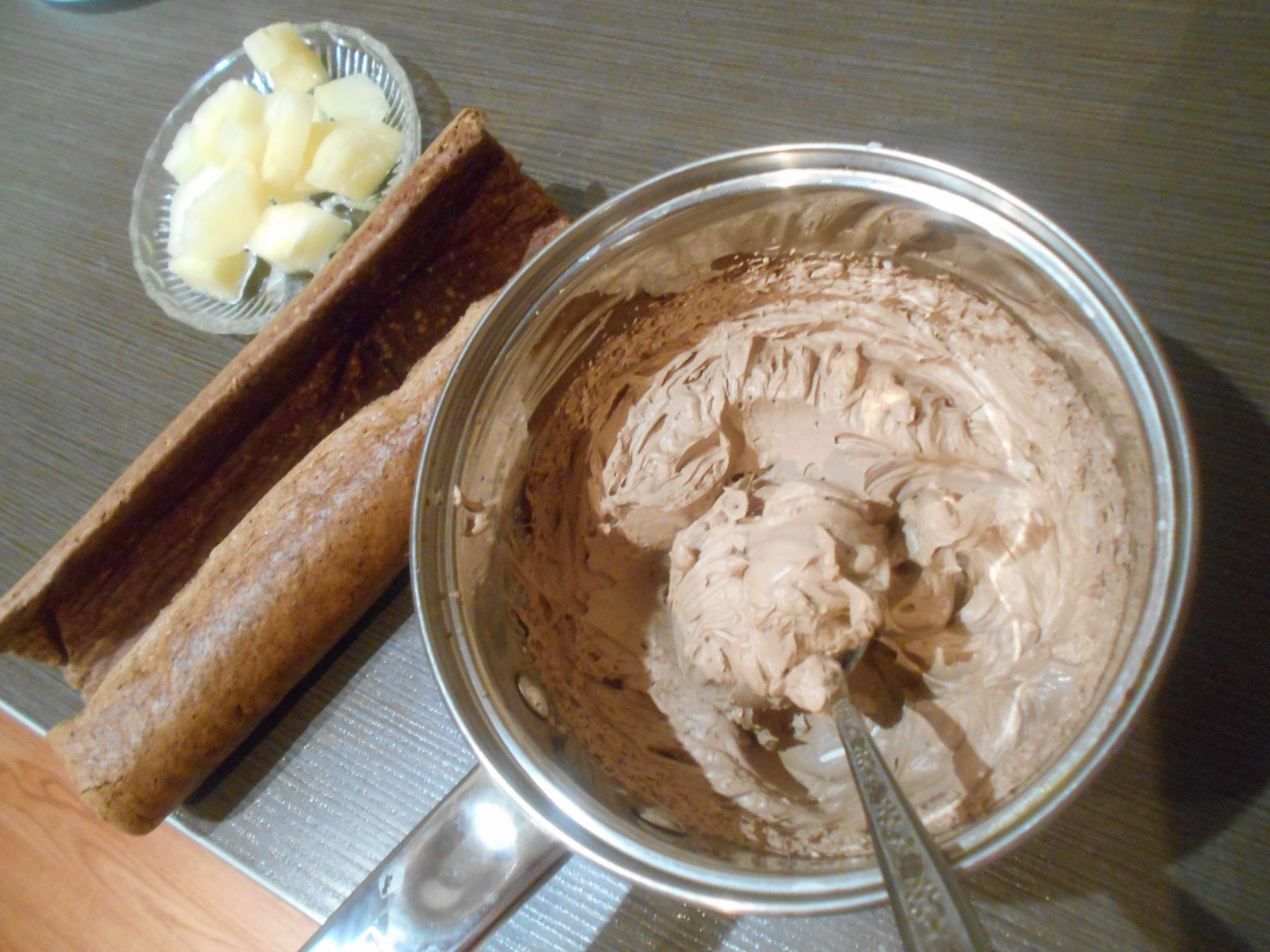 Rulada cu ciocolata si ananas