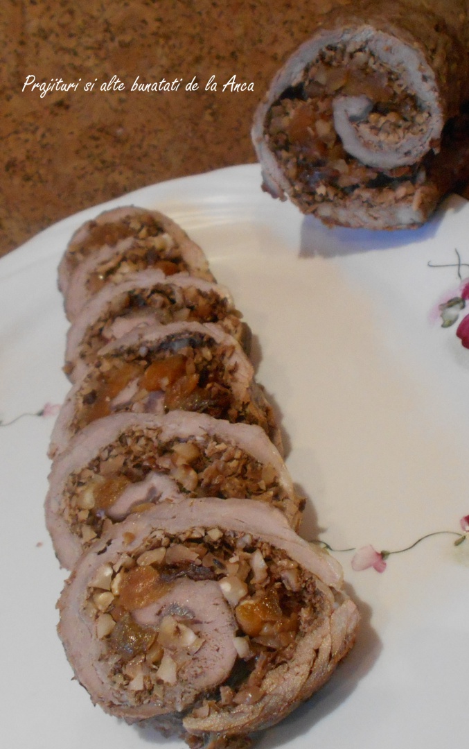 Rulada de porc cu nuci si fructe