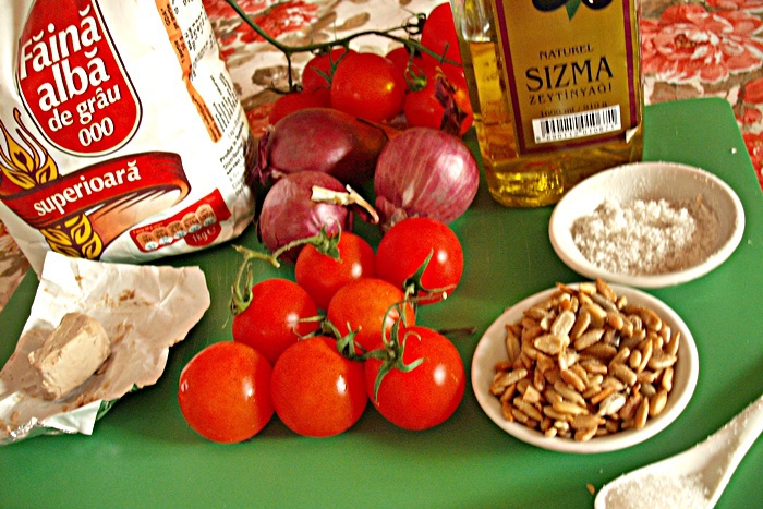 Fougasse cu ceapa rosie, rosii cherry si seminte