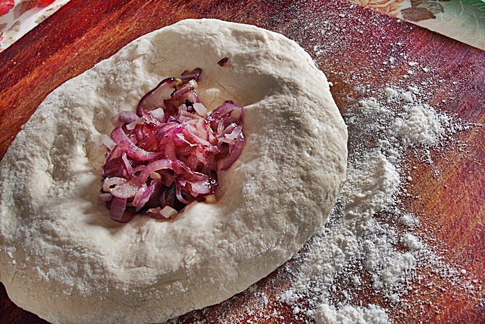 Fougasse cu ceapa rosie, rosii cherry si seminte