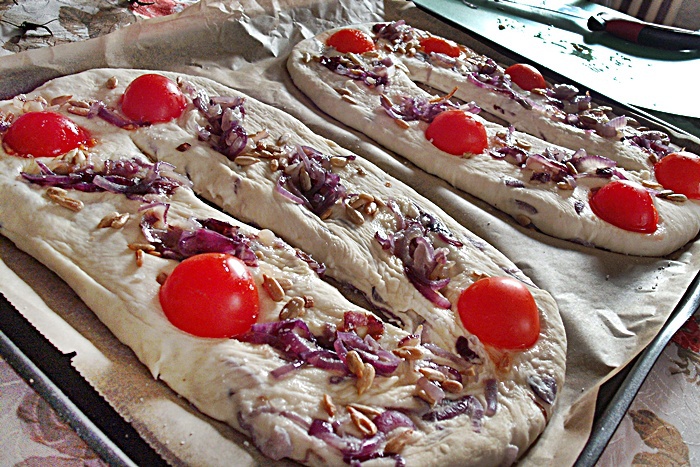 Fougasse cu ceapa rosie, rosii cherry si seminte