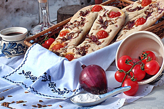 Fougasse cu ceapa rosie, rosii cherry si seminte