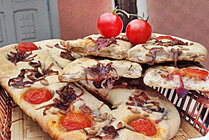 Fougasse cu ceapa rosie, rosii cherry si seminte
