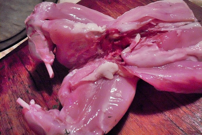 Iepure marinat cu masline