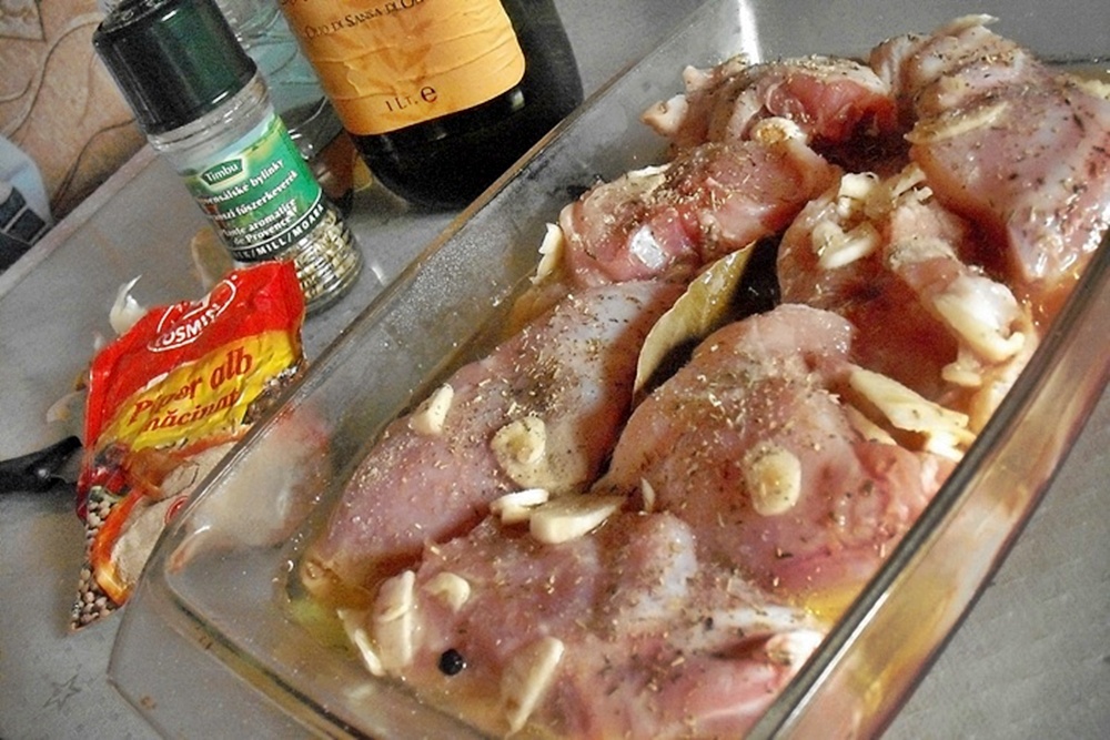 Iepure marinat cu masline