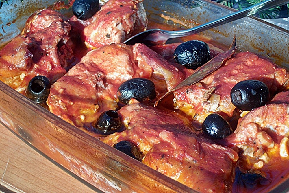 Iepure marinat cu masline