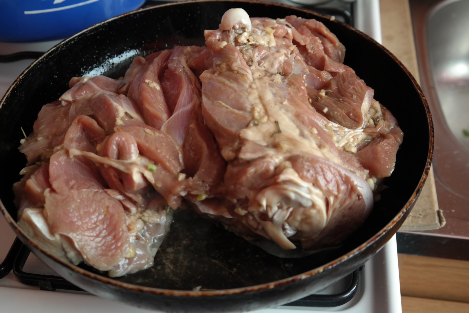 Pulpa de curcan la cuptor cu rozmarin si dulceata de ceapa