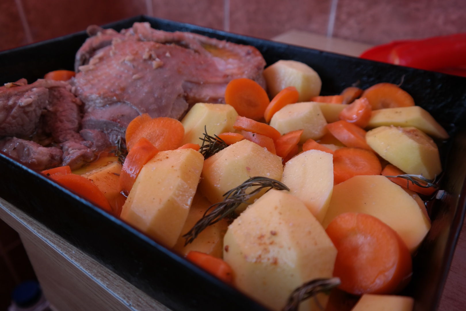 Pulpa de curcan la cuptor cu rozmarin si dulceata de ceapa