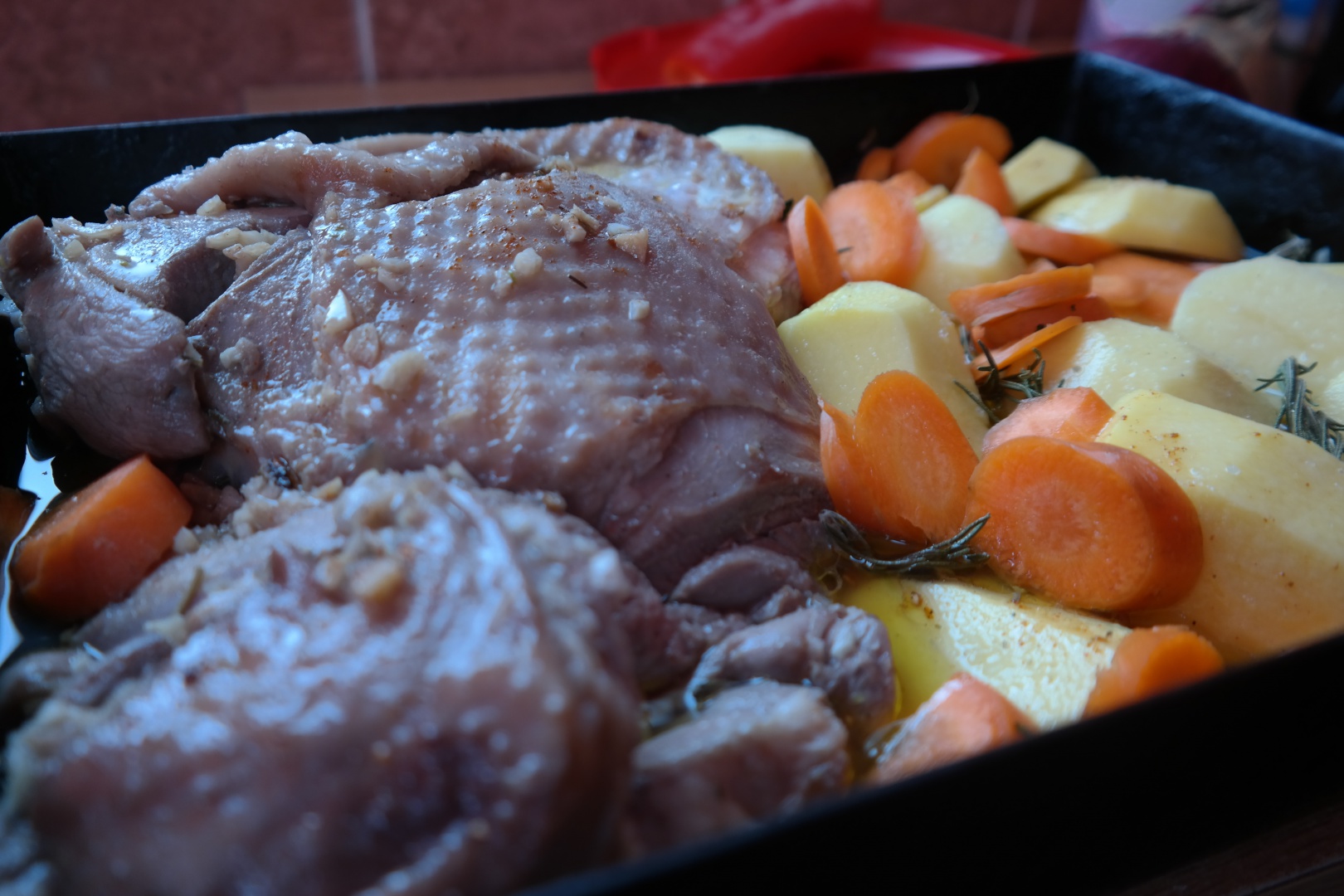 Pulpa de curcan la cuptor cu rozmarin si dulceata de ceapa