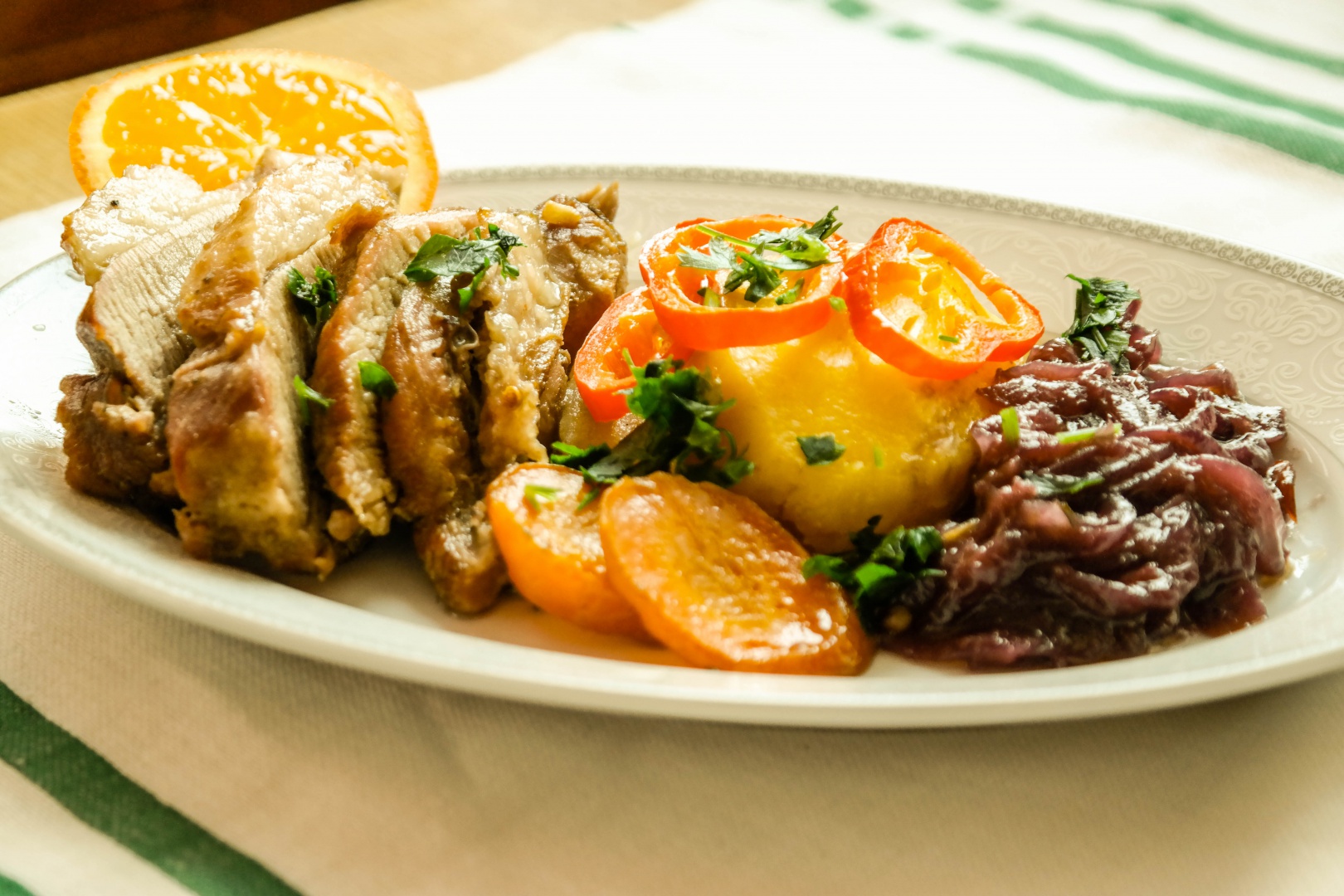 Pulpa de curcan la cuptor cu rozmarin si dulceata de ceapa