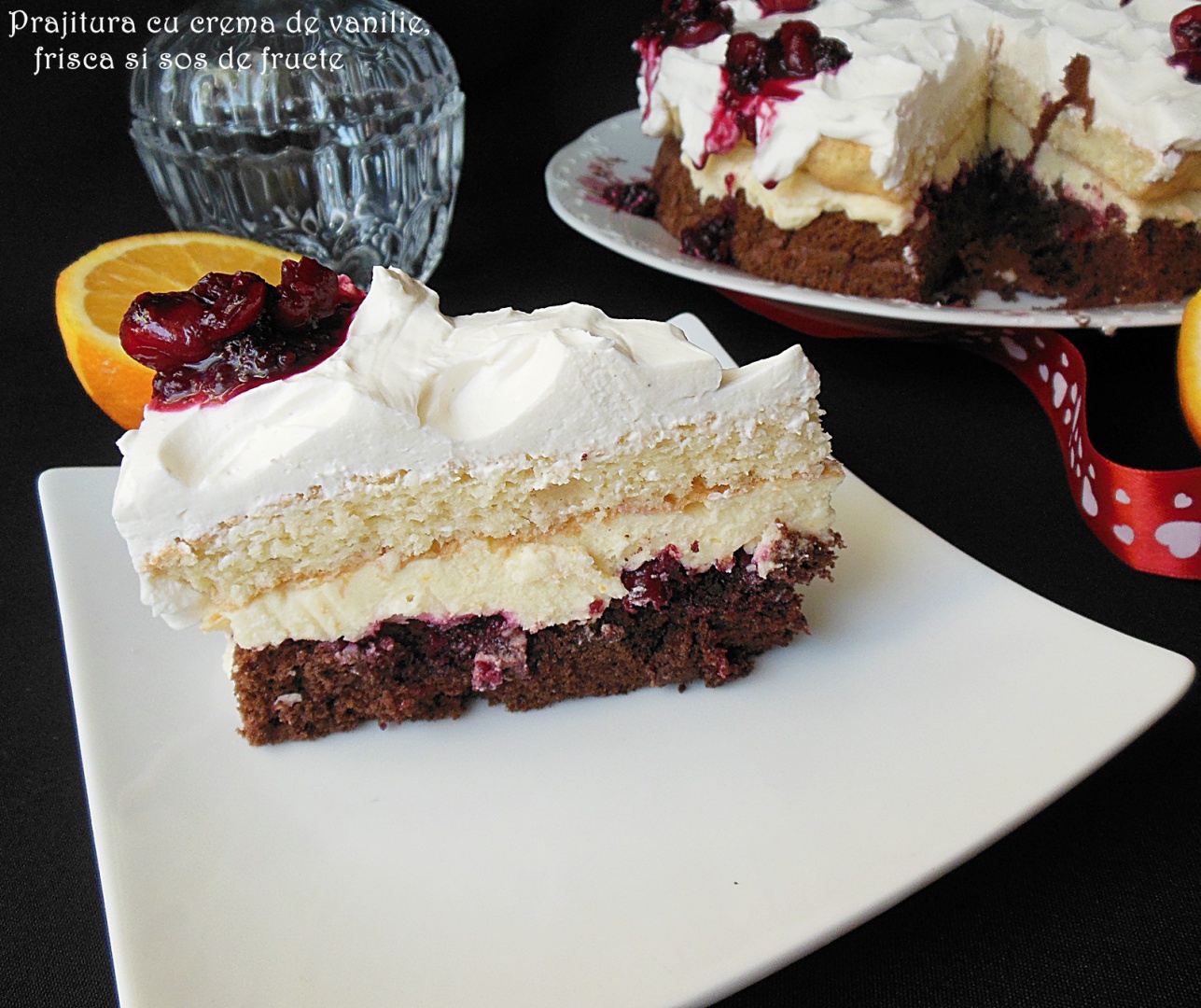 Prajitura cu crema de vanilie, frisca si sos de fructe