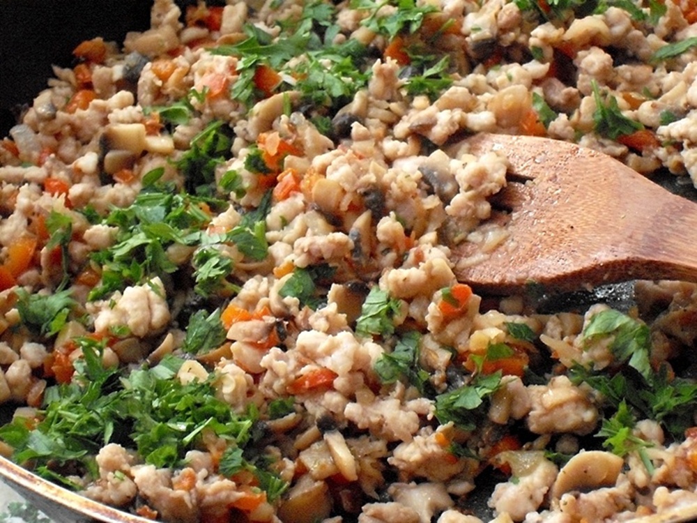 Coltunasi cu carne de pui, ciuperci si sos de rosii