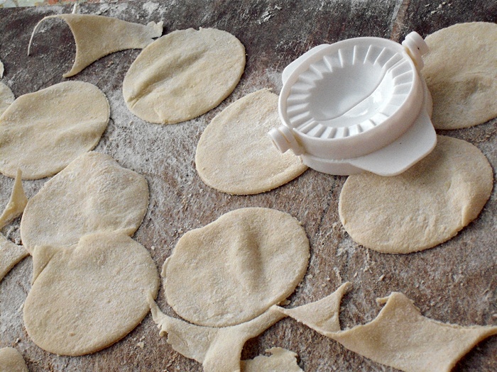 Coltunasi cu carne de pui, ciuperci si sos de rosii