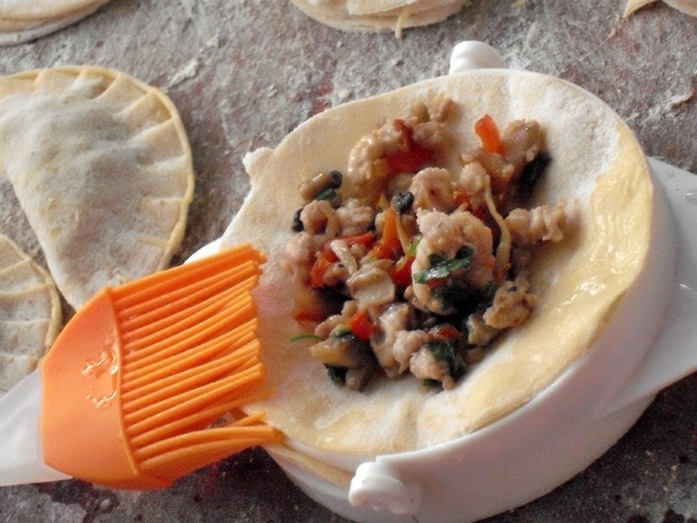 Coltunasi cu carne de pui, ciuperci si sos de rosii