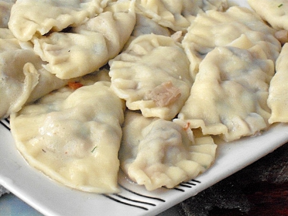 Coltunasi cu carne de pui, ciuperci si sos de rosii