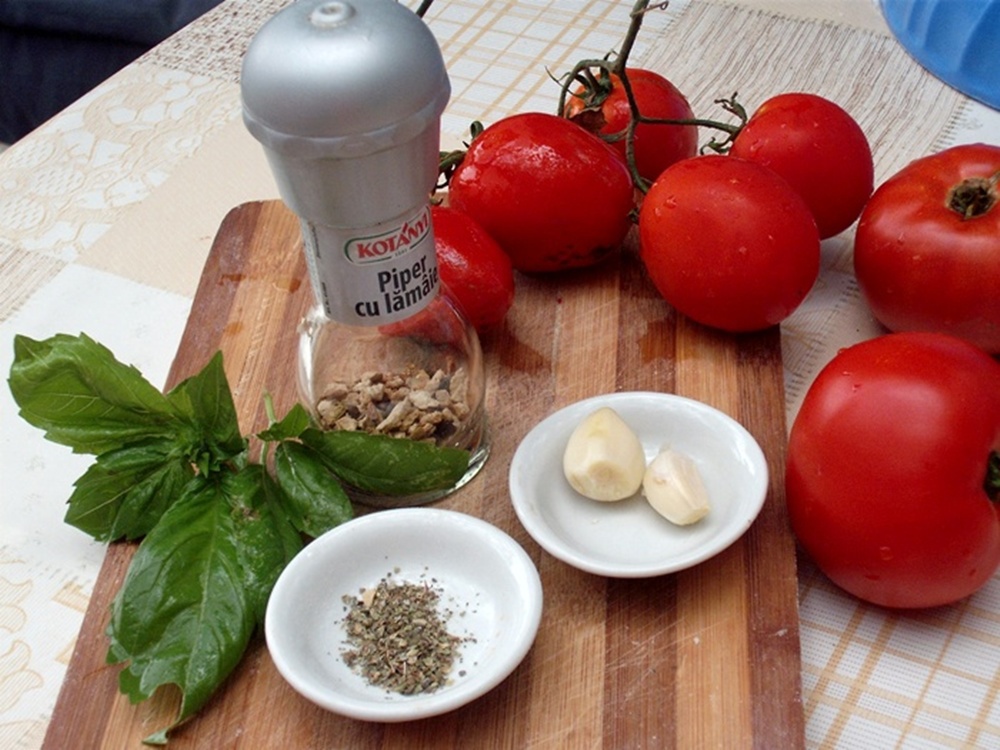 Coltunasi cu carne de pui, ciuperci si sos de rosii