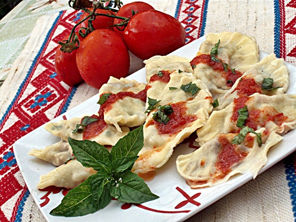 Coltunasi cu carne de pui, ciuperci si sos de rosii