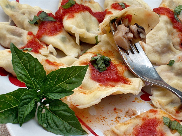 Coltunasi cu carne de pui, ciuperci si sos de rosii