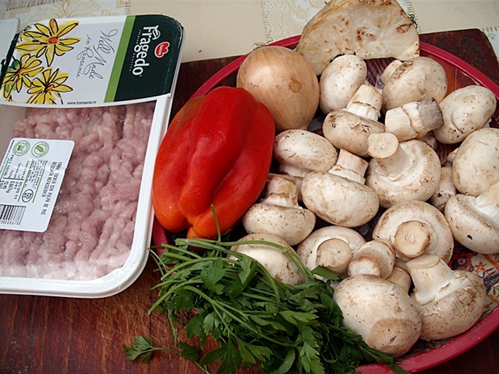 Coltunasi cu carne de pui si sos alb