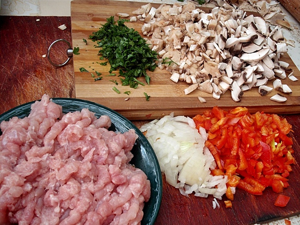 Coltunasi cu carne de pui si sos alb