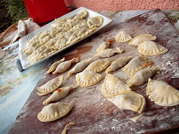 Coltunasi cu carne de pui si sos alb