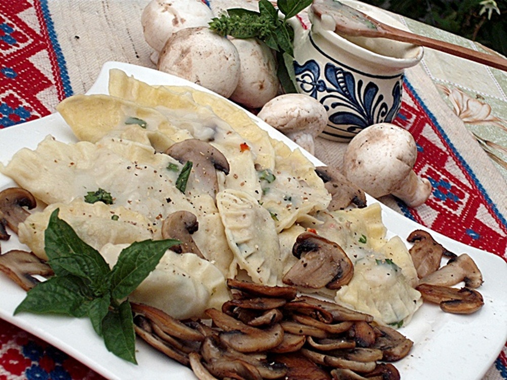 Coltunasi cu carne de pui si sos alb