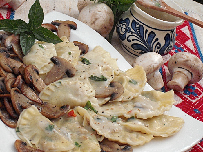 wide Brave Intrusion Coltunasi cu carne de pui si sos alb | Retete culinare | Gustos.ro