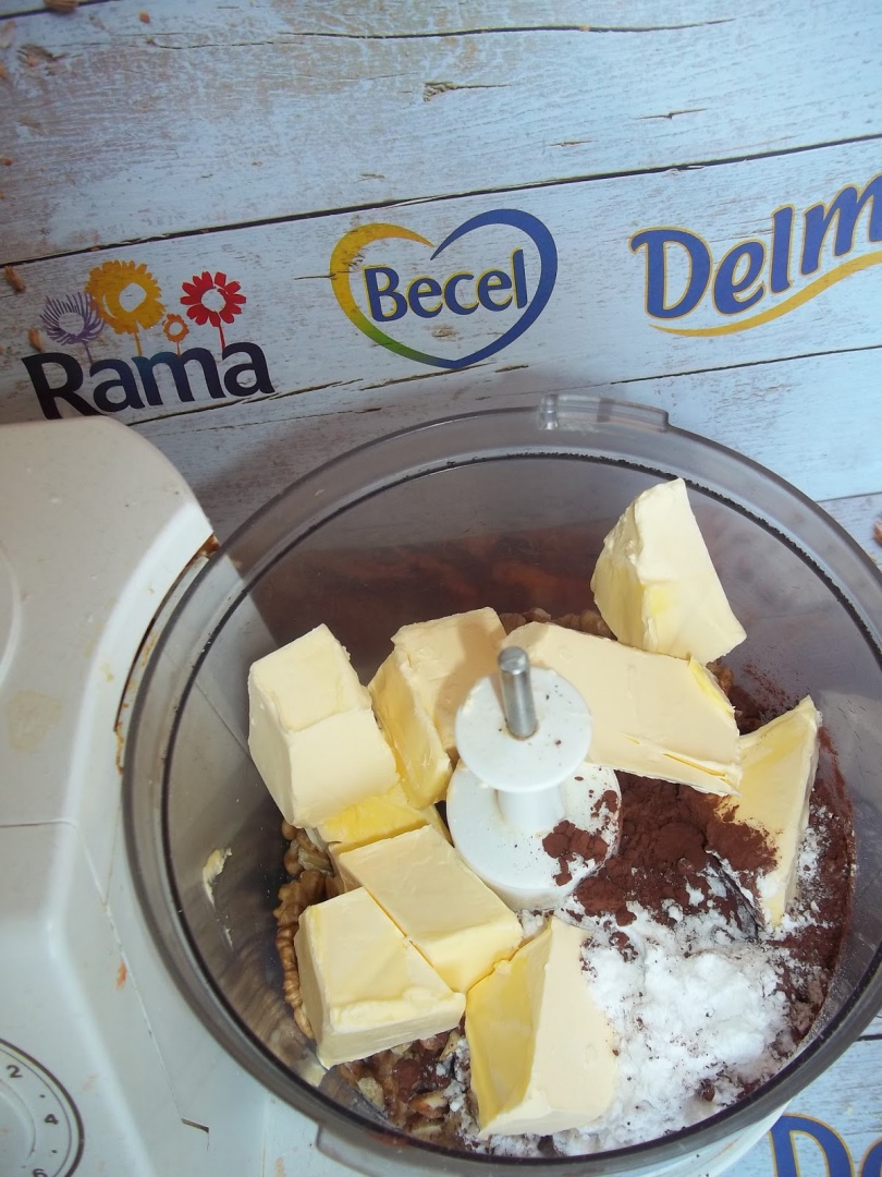 Piersici cu ciocolata si nuci