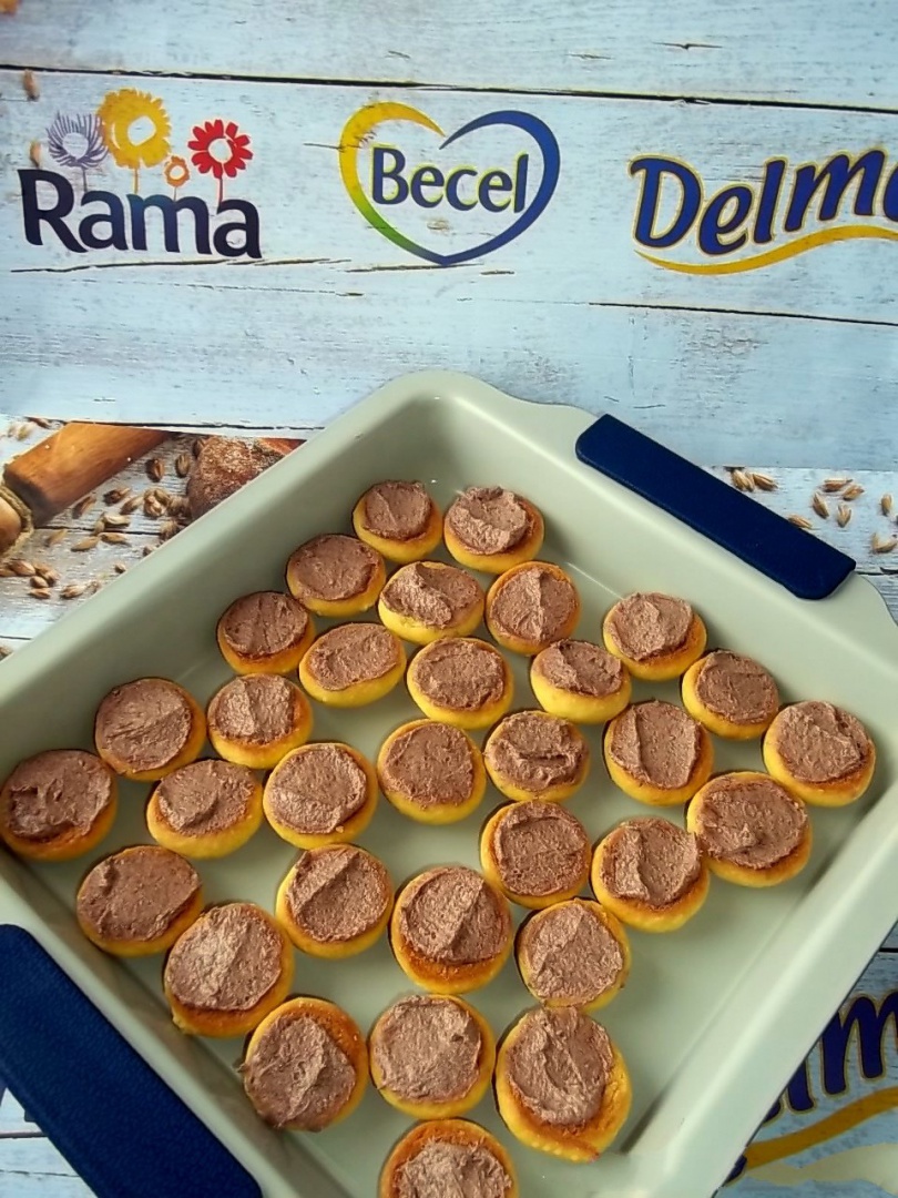 Piersici cu ciocolata si nuci