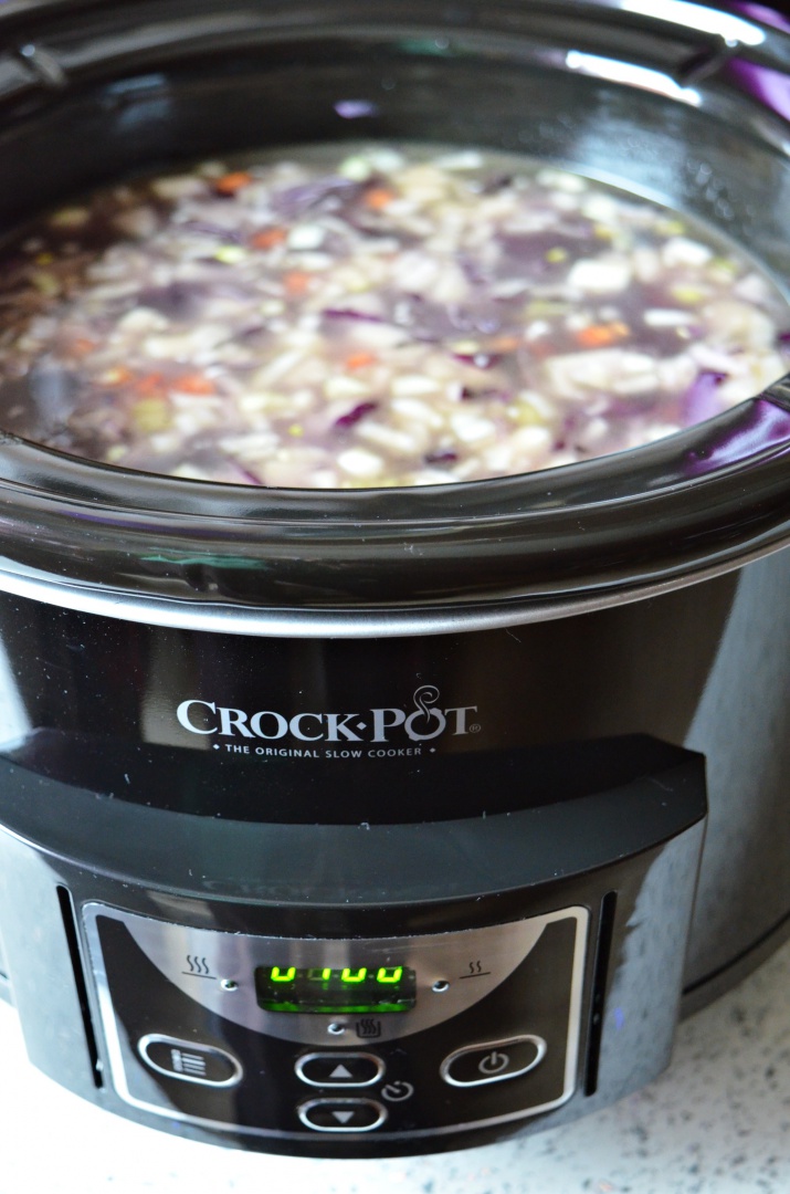 Ciorba cu varza rosie si suc de rosii la slow cooker Crock-Pot