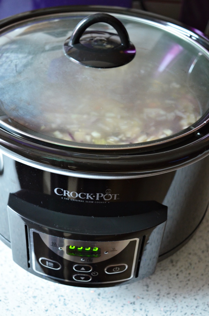 Ciorba cu varza rosie si suc de rosii la slow cooker Crock-Pot