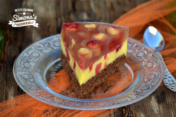 Tort cu bavareza de zmeura galbena si jeleu de hibiscus