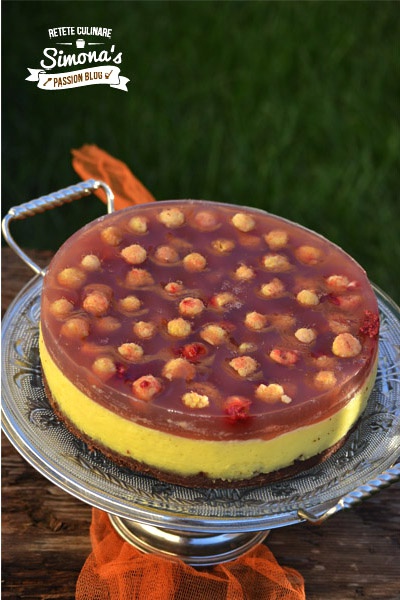 Tort cu bavareza de zmeura galbena si jeleu de hibiscus