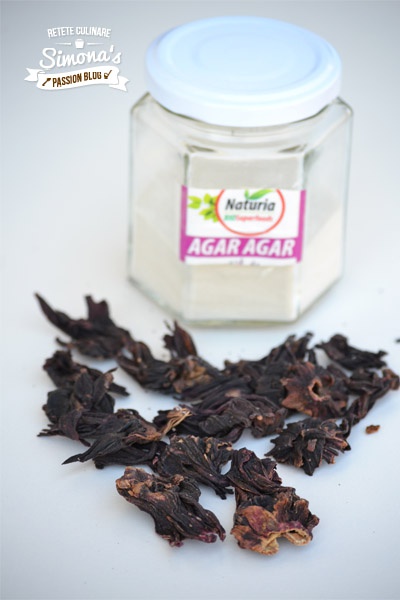 Tort cu bavareza de zmeura galbena si jeleu de hibiscus