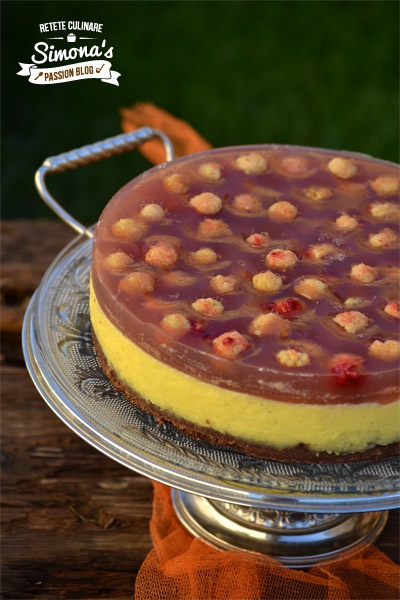 Tort cu bavareza de zmeura galbena si jeleu de hibiscus