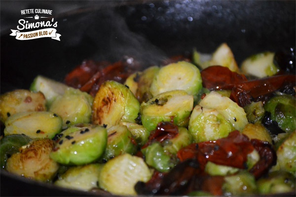 Varza de bruxelles cu rosii uscate si caju